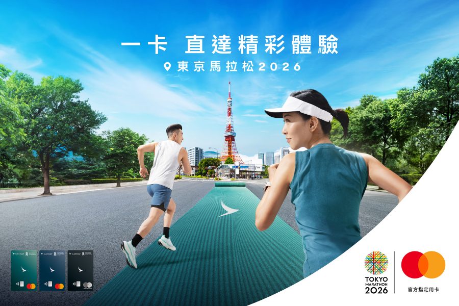 兩位跑者在晴朗的藍天下沿著綠色步道慢跑，步道通往遠方的東京鐵塔，兩側綠樹成蔭。畫面上方標語為「一卡直達精彩體驗」，宣傳東京馬拉松 2026。